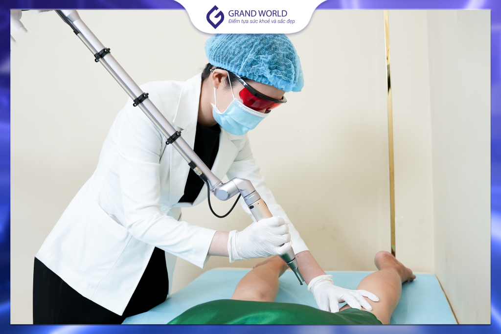 Bác sĩ Grand World điều trị cho khách hàng