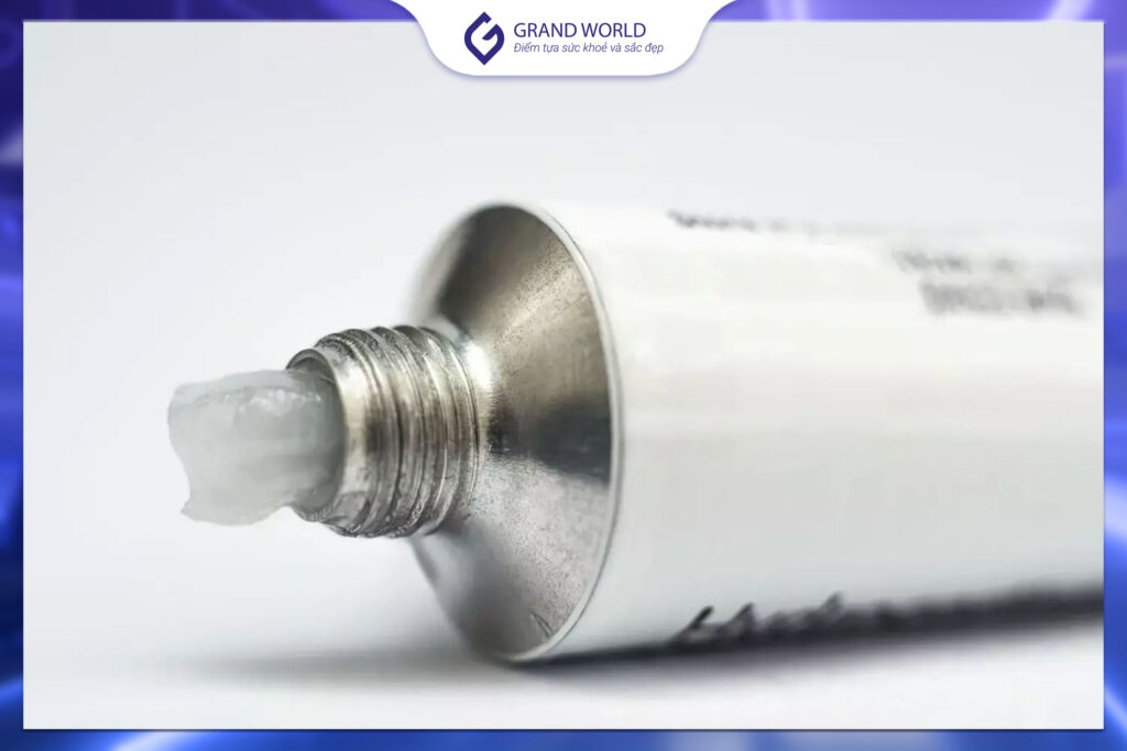 Corticoid bôi có nhiều dạng bào chế: kem, mỡ, dung dịch hoặc gel