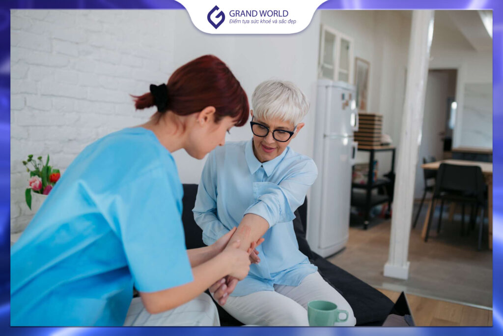 Người bệnh cần được bác sĩ đánh giá lại tình trạng da khi đã dùng corticoid kéo dài