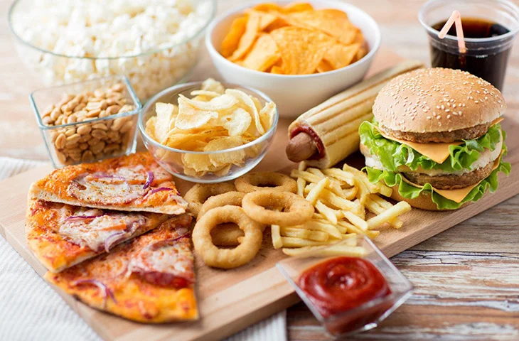 Hạn chế thực phẩm và đồ uống nhiều đường khi bị viêm phụ khoa